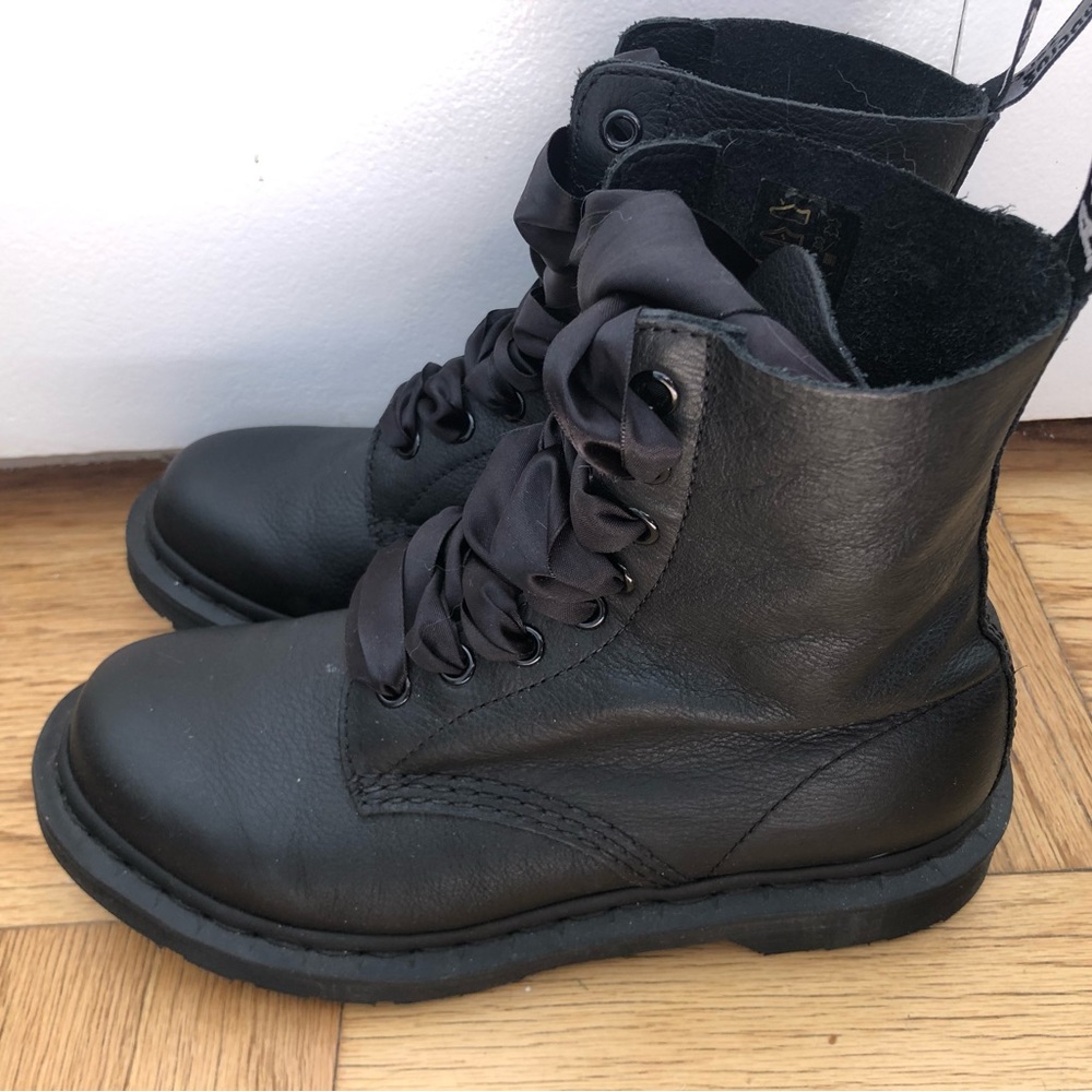 New Dr. Martens Pascal Mono in Virginia leather size US 7/EU 38 satin laces